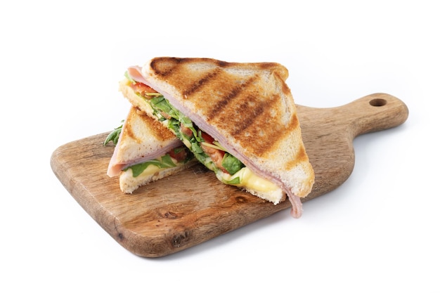 Sándwich de panini con jamón queso tomate y rúcula aislado sobre fondo blanco.