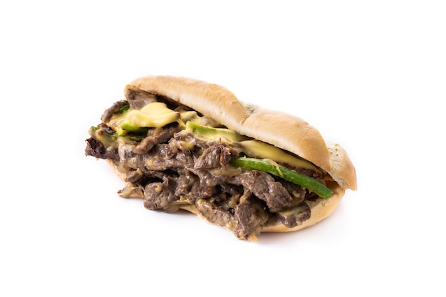 Foto gratuita sándwich philly de bistec con queso, pimientos verdes y cebolla caramelizada