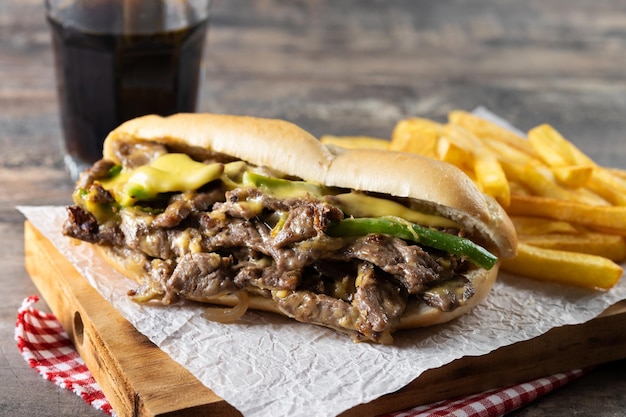 Foto gratuita sándwich philly de bistec con queso