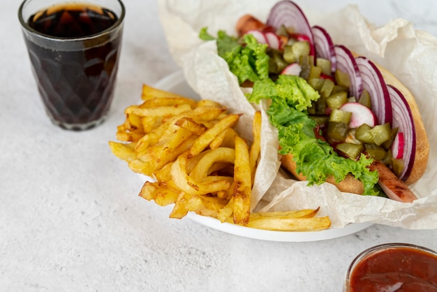 Foto gratuita sándwich de primer plano con papas fritas