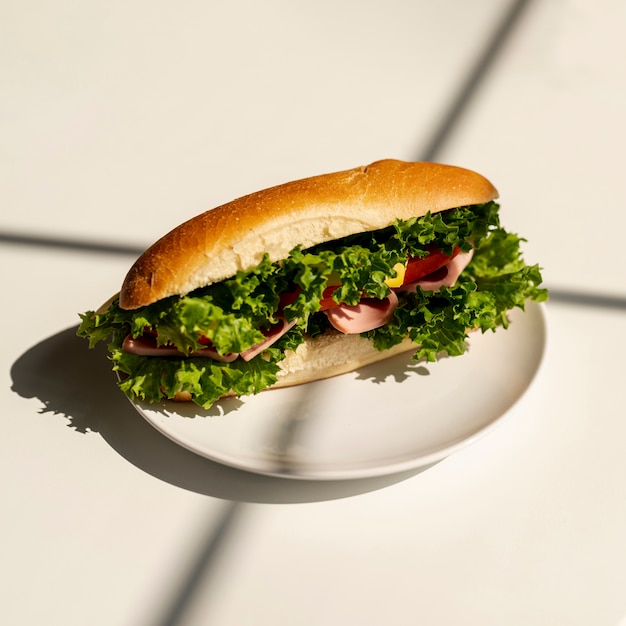 Foto gratuita sándwich de primer plano en un plato