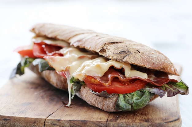 Sandwich de queso a la parrilla con tocino y tomate