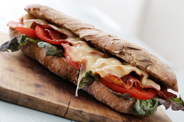 Sandwich de queso a la parrilla con tocino y tomate