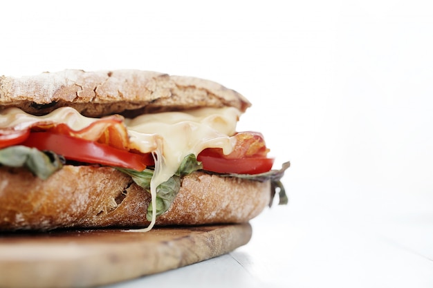 Sandwich de queso a la parrilla con tocino y tomate