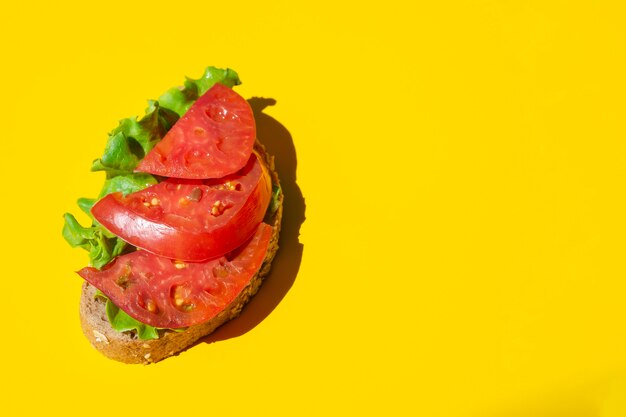 Foto gratuita sandwich recién delicioso con jugosos tomates