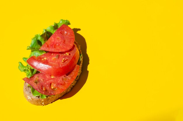 Sandwich recién delicioso con jugosos tomates