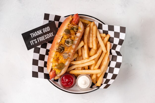 Sandwich de salchicha con queso y papas fritas