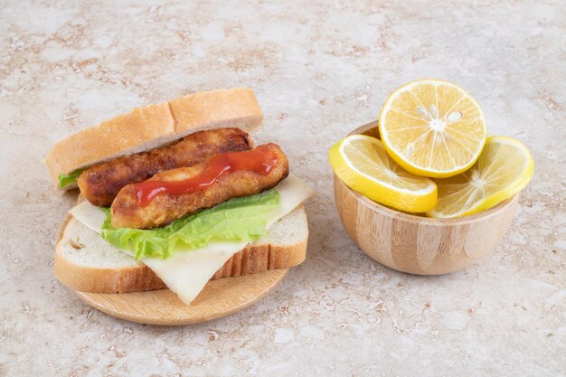 Sándwich de salchichas a la plancha, queso crema y hierbas.