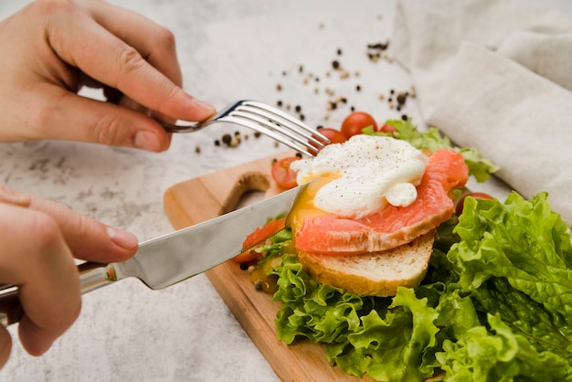 Sándwich saludable de alto ángulo para el desayuno