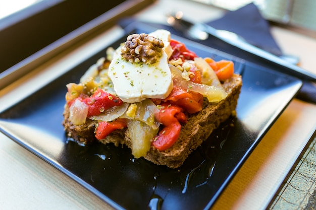 Sándwich saludable con frutas y nueces en un restaurante.