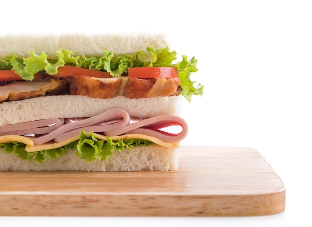 Foto gratuita sandwich sobre fondo blanco