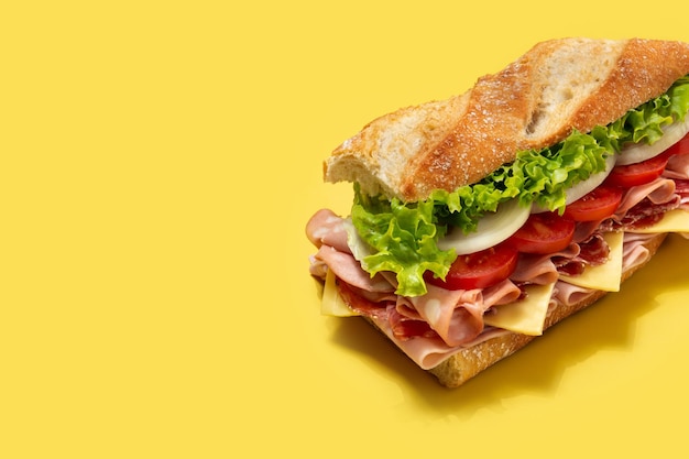 Sándwich submarino de jamón, queso, lechuga, tomate, cebolla, mortadela y butifarra