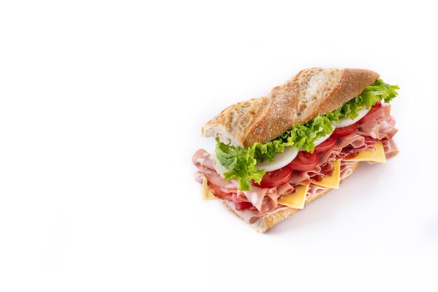 Sándwich submarino con jamón, queso, lechuga, tomate, cebolla, mortadela y salchicha aislada