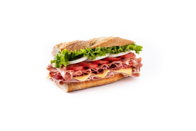 Sándwich submarino con jamón queso lechuga tomatecebolla mortadela y salchicha aislado sobre fondo blanco.