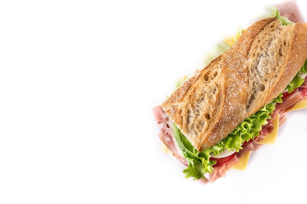 Sándwich submarino con jamón queso lechuga tomatecebolla mortadela y salchicha aislado sobre fondo blanco.