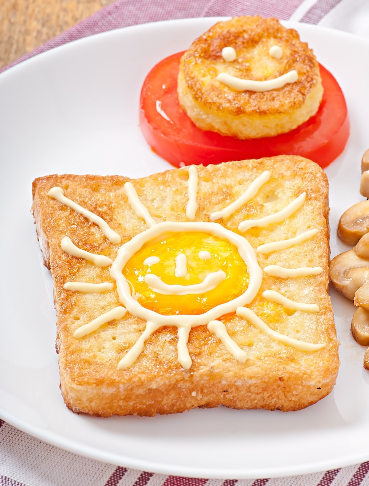Photo Gratis sandwich telur ceria dihiasi dengan jamur dan tomat