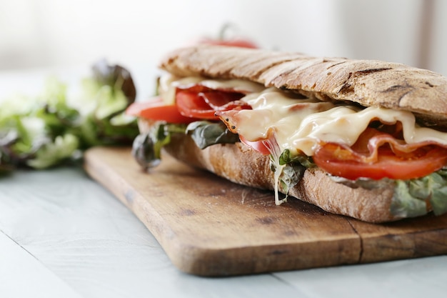 Sandwich de tocino, tomate y queso