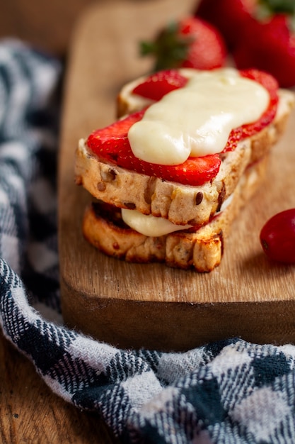 Sándwich de tostadas de fresa con queso fundido