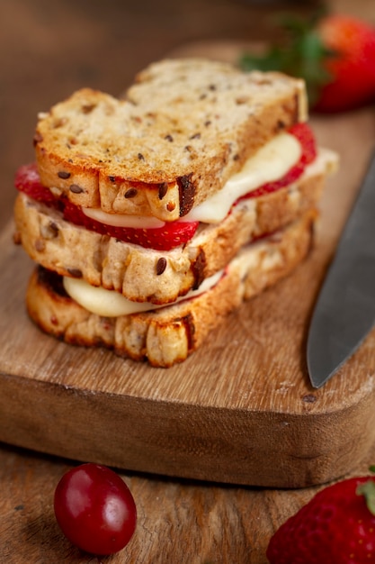 Sándwich de tostadas de fresa con queso fundido