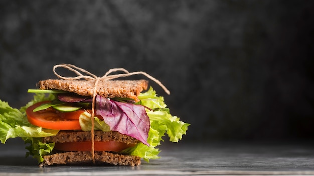 Sandwich de tostadas en la mesa