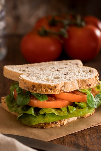 Foto gratuita sándwich de tostadas con verduras y tomates