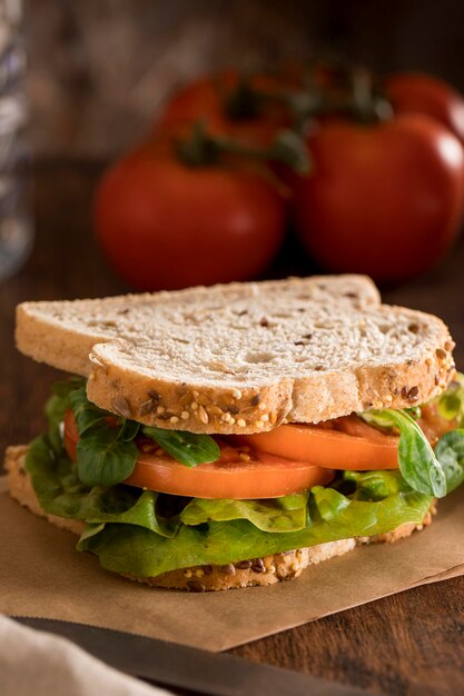 Sándwich de tostadas con verduras y tomates