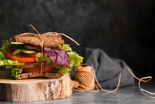 Foto gratuita sandwich tostado sobre tabla de madera