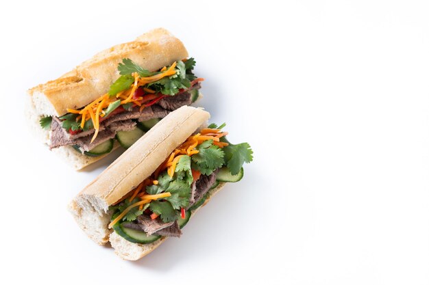 Sándwich vietnamita de banh mi aislado sobre un fondo blanco