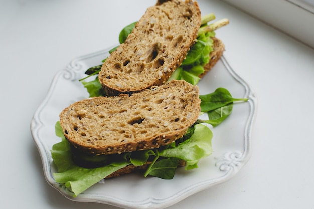 Foto gratuita sandwiches en el alféizar de la ventana