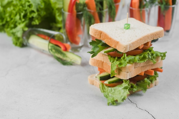 Foto gratuita sandwiches de alto ángulo para el desayuno