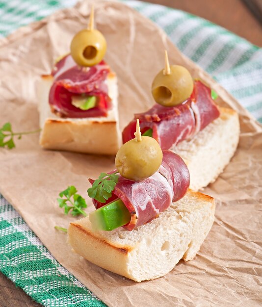 Sandwiches con arenque, remolacha y pepino en vinagre