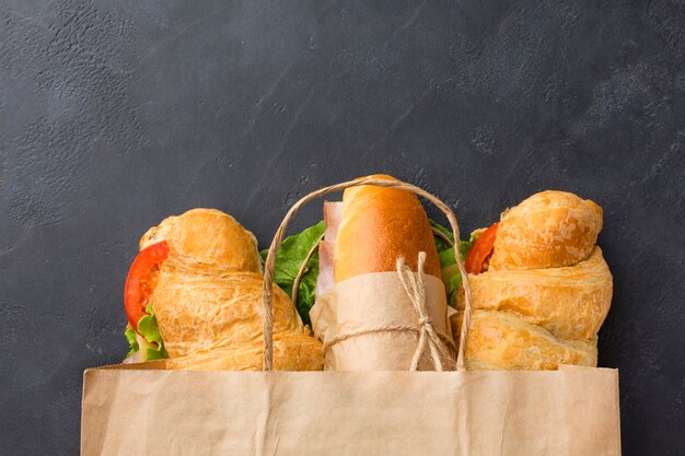 Sandwiches en bolsa de papel vista superior