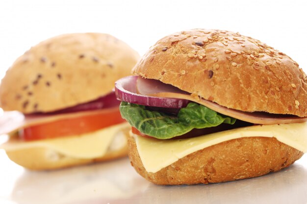 Sandwiches caseros aislados en blanco