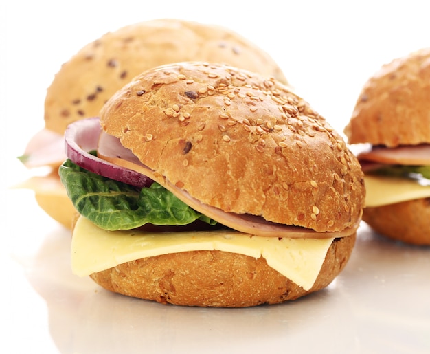 Foto gratuita sandwiches caseros aislados en blanco