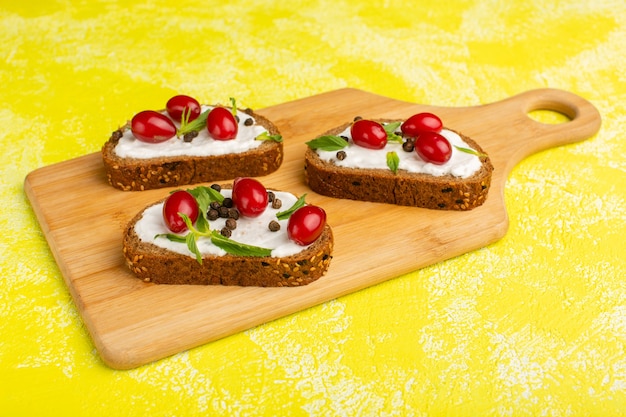 sándwiches de crema agria con cornejo sobre amarillo