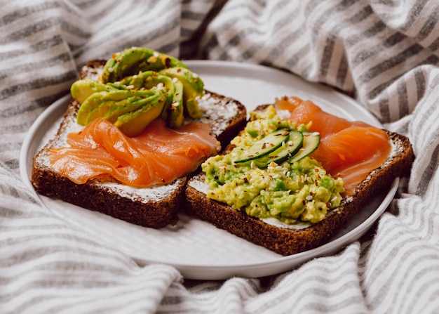 Foto gratuita sándwiches de desayuno con salmón y aguacate