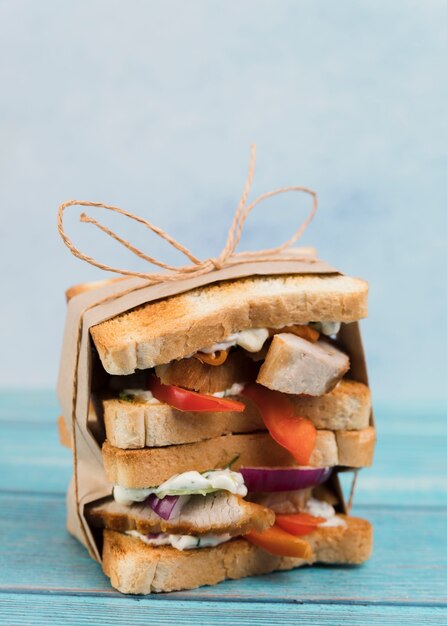 Sandwiches empacados en la mesa