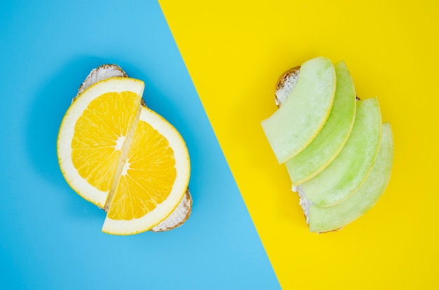 Foto gratuita sandwiches exóticos con naranja y mango