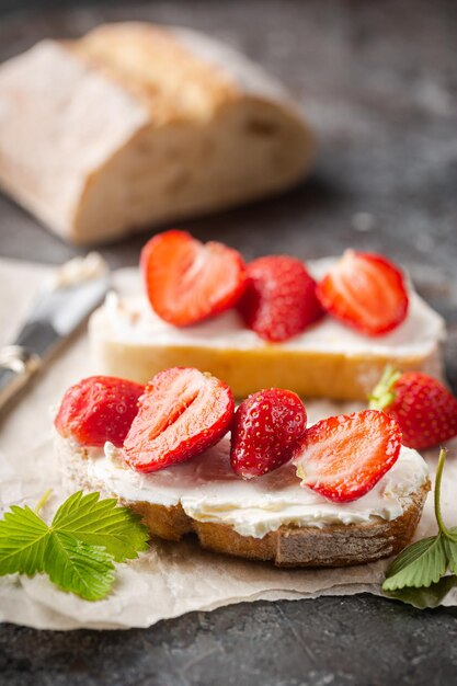 Sándwiches de fresas con queso