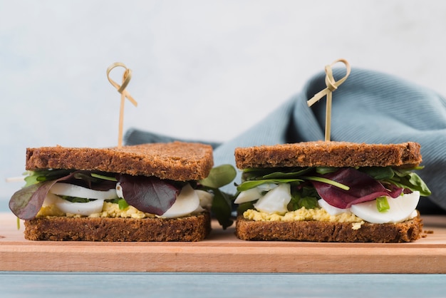 Sandwiches frescos sobre tabla de madera