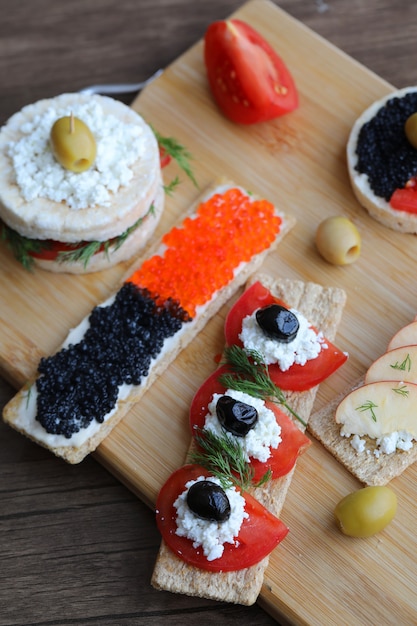 Sandwiches de galleta ligera mixta sobre una plancha de madera.