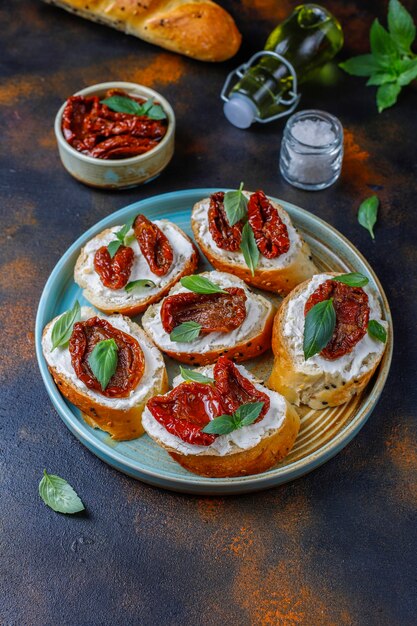 Sándwiches italianos: bruschetta con queso, tomates secos y albahaca