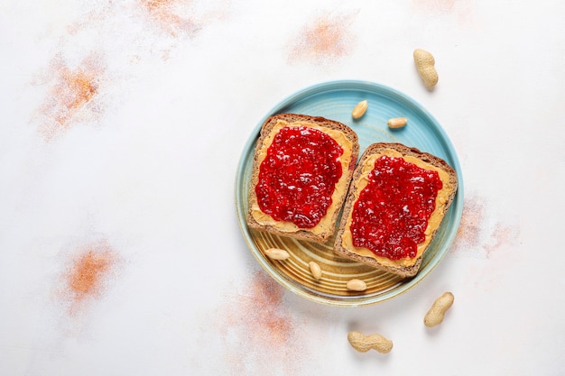 Sándwiches de mantequilla de maní o tostadas con mermelada de frambuesa.