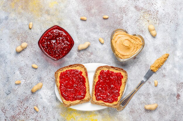 Sándwiches de mantequilla de maní o tostadas con mermelada de frambuesa.