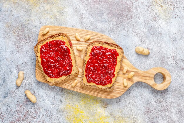 Sándwiches de mantequilla de maní o tostadas con mermelada de frambuesa.