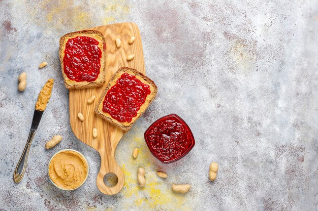 Sándwiches de mantequilla de maní o tostadas con mermelada de frambuesa.