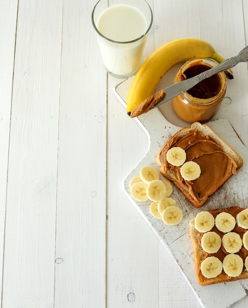 Sandwiches de mantequilla de maní con plátano