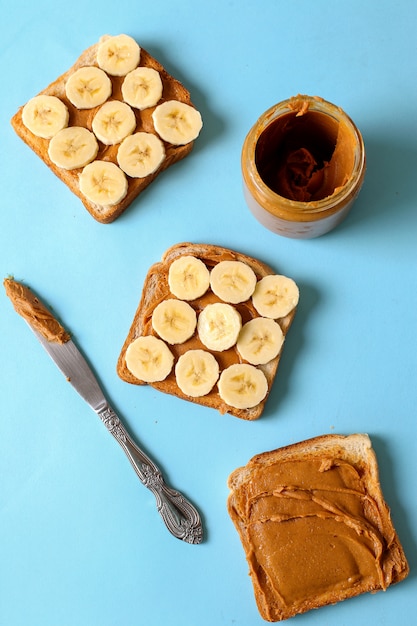 Foto gratuita sandwiches de mantequilla de maní con plátano