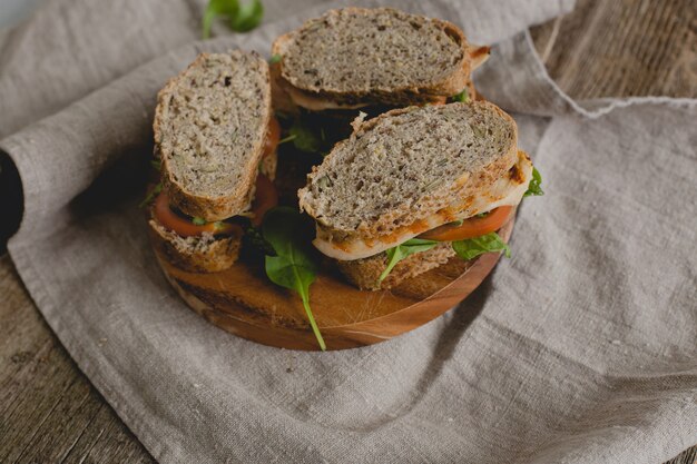 Sandwiches en la mesa