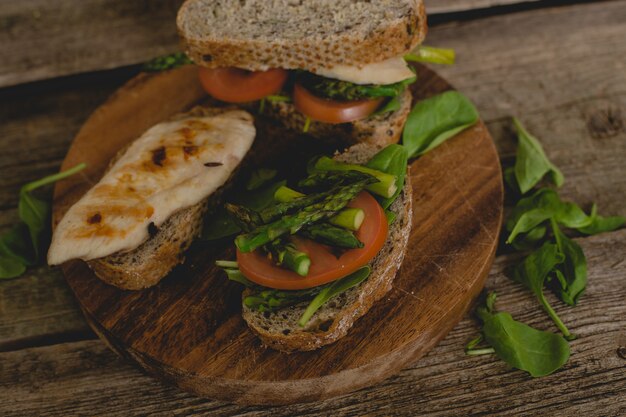 Sandwiches en la mesa